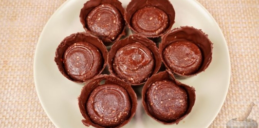 Фото приготовления рецепта: Шоколадные пирожные из печенья, со сгущёнкой и орехами - шаг №16