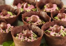 Шоколадные пирожные из печенья, со сгущёнкой и орехами