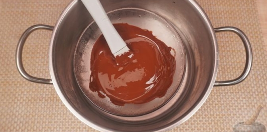 Фото приготовления рецепта: Шоколадные пирожные из печенья, со сгущёнкой и орехами - шаг №13