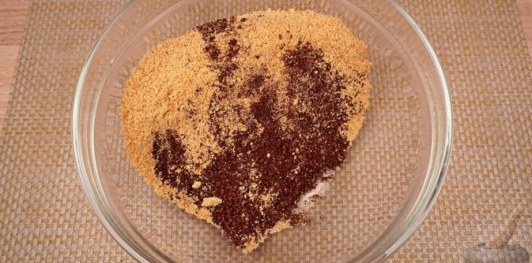 Фото приготовления рецепта: Шоколадные пирожные из печенья, со сгущёнкой и орехами - шаг №6