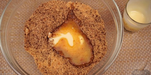 Фото приготовления рецепта: Шоколадные пирожные из печенья, со сгущёнкой и орехами - шаг №9