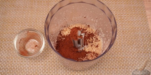 Фото приготовления рецепта: Шоколадные пирожные из печенья, со сгущёнкой и орехами - шаг №3