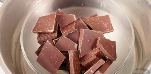 Фото приготовления рецепта: Шоколадные пирожные из печенья, со сгущёнкой и орехами - шаг №12