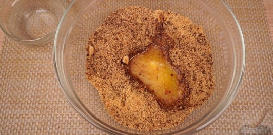 Фото приготовления рецепта: Шоколадные пирожные из печенья, со сгущёнкой и орехами - шаг №8