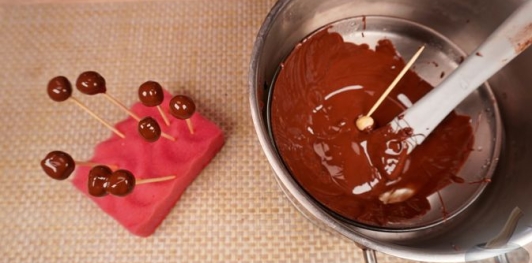 Фото приготовления рецепта: Шоколадные пирожные из печенья, со сгущёнкой и орехами - шаг №15