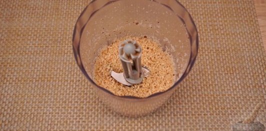 Фото приготовления рецепта: Шоколадные пирожные из печенья, со сгущёнкой и орехами - шаг №2