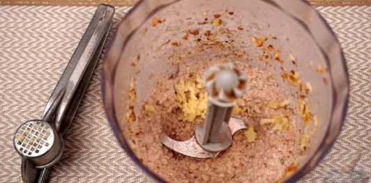 Фото приготовления рецепта: Шпинат с таратором из грецких орехов - шаг №7