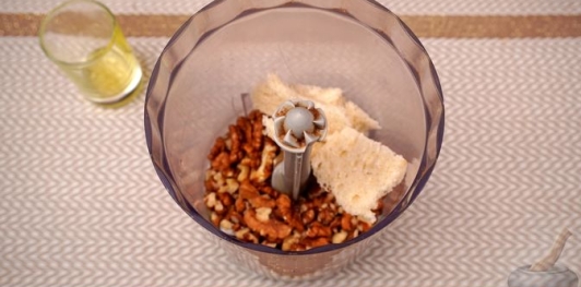 Фото приготовления рецепта: Шпинат с таратором из грецких орехов - шаг №3