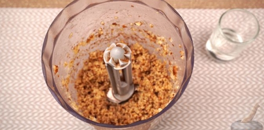 Фото приготовления рецепта: Шпинат с таратором из грецких орехов - шаг №5