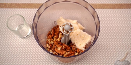 Фото приготовления рецепта: Шпинат с таратором из грецких орехов - шаг №4