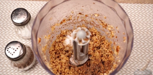 Фото приготовления рецепта: Шпинат с таратором из грецких орехов - шаг №6