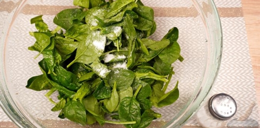 Фото приготовления рецепта: Шпинат с таратором из грецких орехов - шаг №10