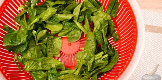 Фото приготовления рецепта: Шпинат с таратором из грецких орехов - шаг №9