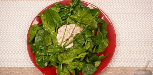 Фото приготовления рецепта: Шпинат с таратором из грецких орехов - шаг №11