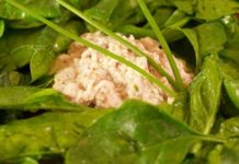 Шпинат с таратором из грецких орехов