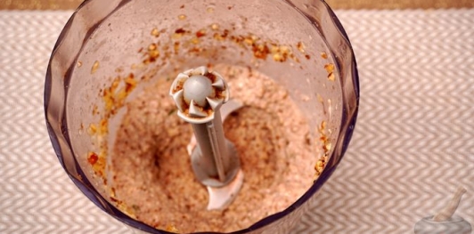 Фото приготовления рецепта: Шпинат с таратором из грецких орехов - шаг №8