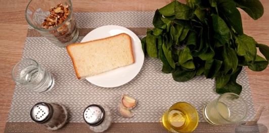 Фото приготовления рецепта: Шпинат с таратором из грецких орехов - шаг №1