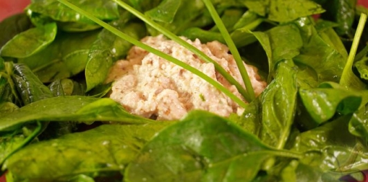 Фото приготовления рецепта: Шпинат с таратором из грецких орехов - шаг №12