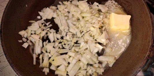 Фото приготовления рецепта: Шпинат, тушенный со сливками - шаг №4