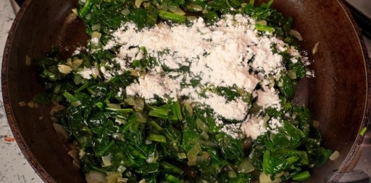 Фото приготовления рецепта: Шпинат, тушенный со сливками - шаг №9