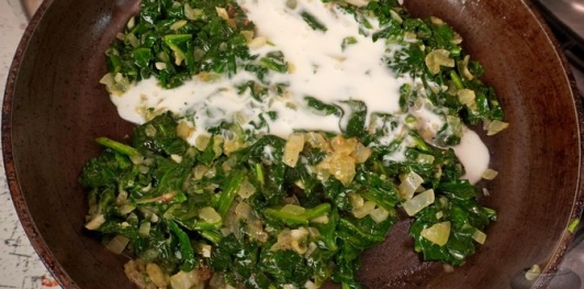 Фото приготовления рецепта: Шпинат, тушенный со сливками - шаг №11