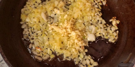 Фото приготовления рецепта: Шпинат, тушенный со сливками - шаг №6