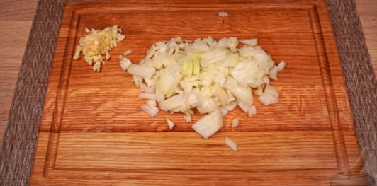 Фото приготовления рецепта: Шпинат, тушенный со сливками - шаг №3