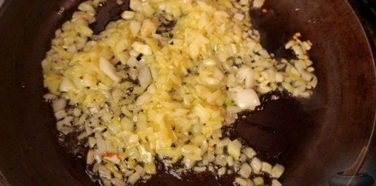 Фото приготовления рецепта: Шпинат, тушенный со сливками - шаг №5