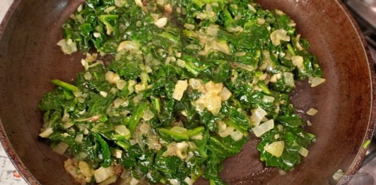 Фото приготовления рецепта: Шпинат, тушенный со сливками - шаг №10