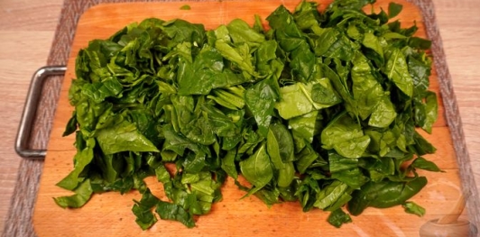 Фото приготовления рецепта: Шпинат, тушенный со сливками - шаг №2