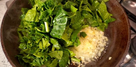 Фото приготовления рецепта: Шпинат, тушенный со сливками - шаг №7