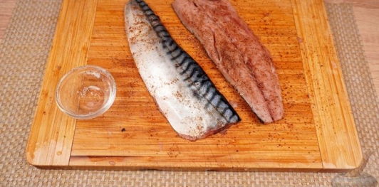 Фото приготовления рецепта: Скумбрия, томлённая на луковой подушке в молоке - шаг №6