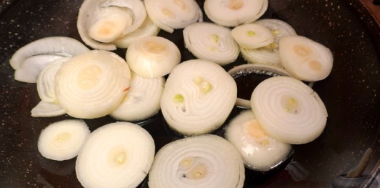 Фото приготовления рецепта: Скумбрия, томлённая на луковой подушке в молоке - шаг №3