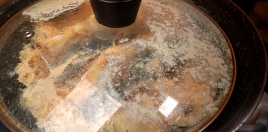 Фото приготовления рецепта: Скумбрия, томлённая на луковой подушке в молоке - шаг №11