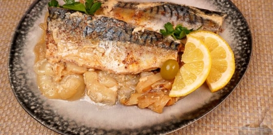 Фото приготовления рецепта: Скумбрия, томлённая на луковой подушке в молоке - шаг №12