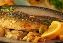 Скумбрия, томлённая на луковой подушке в молоке