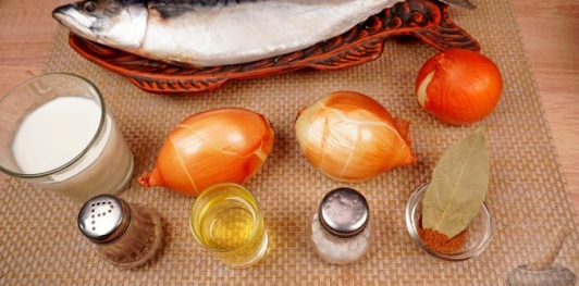 Фото приготовления рецепта: Скумбрия, томлённая на луковой подушке в молоке - шаг №1