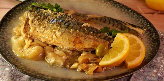 Фото приготовления рецепта: Скумбрия, томлённая на луковой подушке в молоке - шаг №13