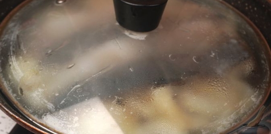 Фото приготовления рецепта: Скумбрия, томлённая на луковой подушке в молоке - шаг №9