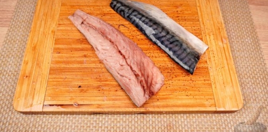 Фото приготовления рецепта: Скумбрия, томлённая на луковой подушке в молоке - шаг №4