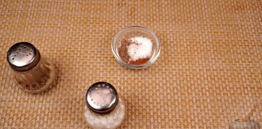 Фото приготовления рецепта: Скумбрия, томлённая на луковой подушке в молоке - шаг №5