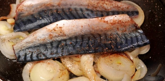 Фото приготовления рецепта: Скумбрия, томлённая на луковой подушке в молоке - шаг №8