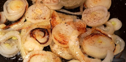 Фото приготовления рецепта: Скумбрия, томлённая на луковой подушке в молоке - шаг №7