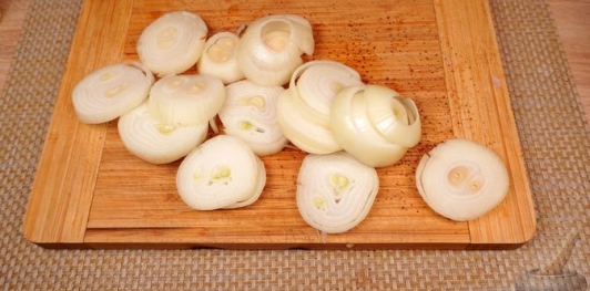 Фото приготовления рецепта: Скумбрия, томлённая на луковой подушке в молоке - шаг №2