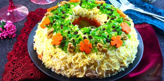 Фото приготовления рецепта: Слоёный салат с курицей, картофелем и орехами - шаг №23