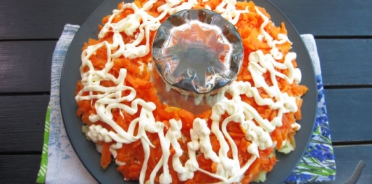 Фото приготовления рецепта: Слоёный салат с курицей, картофелем и орехами - шаг №12