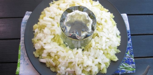 Фото приготовления рецепта: Слоёный салат с курицей, картофелем и орехами - шаг №9