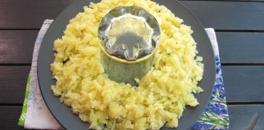 Фото приготовления рецепта: Слоёный салат с курицей, картофелем и орехами - шаг №8