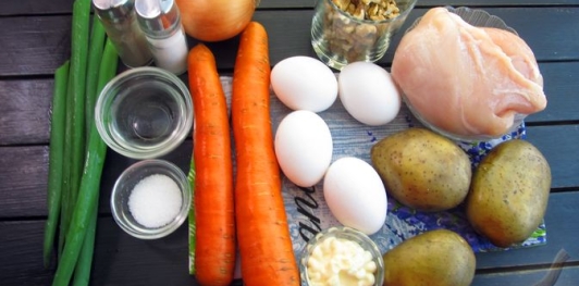 Фото приготовления рецепта: Слоёный салат с курицей, картофелем и орехами - шаг №1