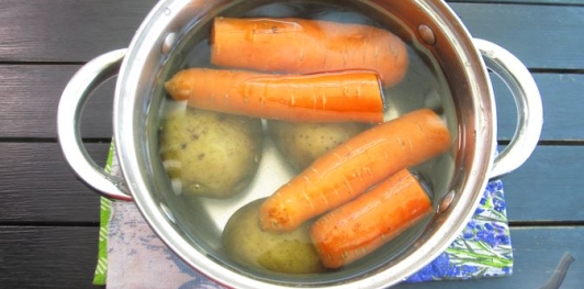 Фото приготовления рецепта: Слоёный салат с курицей, картофелем и орехами - шаг №2